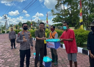 Ronny Apresiasi Polres Sintang Salurkan Bansos di HUT Bhayangkara ke-76