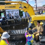 Gotong Royong Bersihkan Parit Tokaya