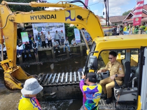 Gotong Royong Bersihkan Parit Tokaya