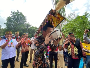 Ronny Ajak Generasi Muda Jaga Budaya Adat di Tengah Era Teknologi Digital