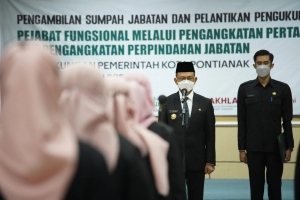 Lantik 53 Pejabat Fungsional, Edi Minta Front Office Berikan Pelayanan dengan Senyum