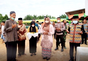 Bupati Erlina Puji Kekompakan Kades Peniti Besar dan Camat Segedong