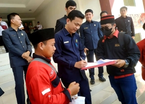 DPRD Sintang Didemo, Ketua Dewan Jawab dan Tandatangani 4 Tutuntutan GMNI
