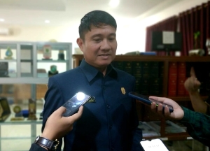 Minta Dinkes Tempatkan Bidan di Setiap Pustu