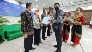Borong Dua Penghargaan