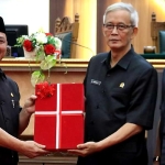 Wagub Serahkan Rancangan Perubahan KUA-PPAS APBD ke DPRD