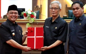 Wagub Serahkan Rancangan Perubahan KUA-PPAS APBD ke DPRD