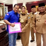 Bupati Erlina Serahkan Bantuan Keuangan untuk 10 Parpol Mempawah