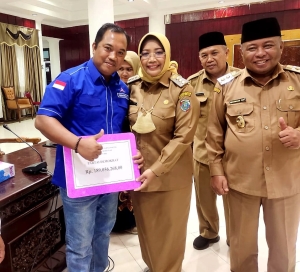 Bupati Erlina Serahkan Bantuan Keuangan untuk 10 Parpol Mempawah
