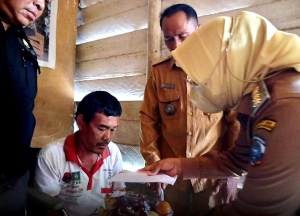 Bupati Erlina Kunjungi dan Bantu Rakyatnya yang Sakit