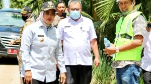 Pastikan Berjalan dengan Baik, Bupati Pantau Pembangunan Jalan di Sungai Bakau Kecil