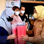 Bupati Salurkan Bantuan Sembako untuk Korban Kebakaran di Anjongan