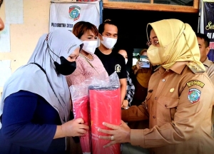 Bupati Salurkan Bantuan Sembako untuk Korban Kebakaran di Anjongan