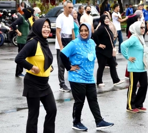 Senam Gabungan dan Jumat Bersih, Bupati Erlina Ajak Warga Tidak Buang Sampah Sembarangan
