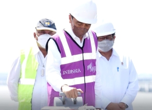 Tekan Sirine, Jokowi Resmikan Pelabuhan Kijing Terbesar di Kalimantan