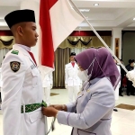 Bupati Erlina Kukuhkan 30 Paskibra Mempawah