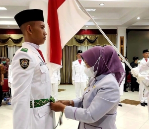 Bupati Erlina Kukuhkan 30 Paskibra Mempawah