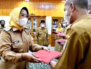 Mempawah Bagi-bagi 500 Bendera Merah Putih