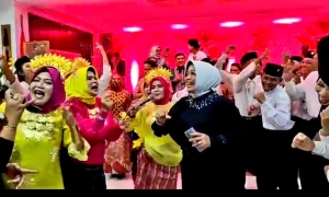 Meriahkan HUT ke-77 RI, Bupati Nyanyi dan Joget Bersama ASN Mempawah