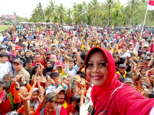 Momen Bupati Erlina Goyang Masyarakat Segedong dengan Lagu Favoritnya