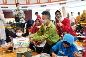 Edi Nilai Lomba Mewarnai Inspirasi Anak Lebih Kreatif