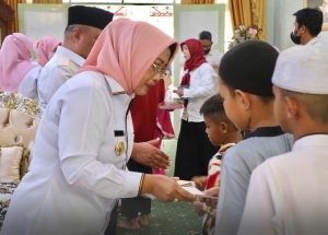 Bupati Erlina Berbagi Tali Asih dengan Anak Yatim