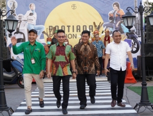 Edi Kamtono Tampil di Catwalk PFW