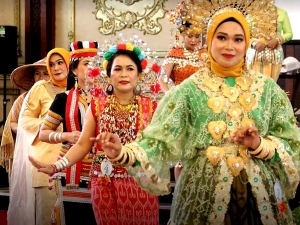 Bengkayang Juara Pertama Lomba Busana Adat Daerah