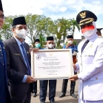 HUT RI ke-77, Bupati Erlina Serahkan Penghargaan Satyalancana Karya Satya dan Kepala Sekolah Berprestasi