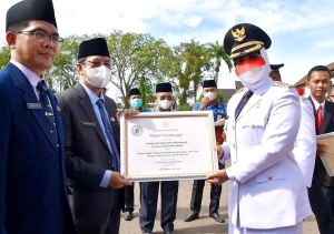HUT RI ke-77, Bupati Erlina Serahkan Penghargaan Satyalancana Karya Satya dan Kepala Sekolah Berprestasi