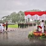 Meski Diguyur Hujan Deras, Upacara Penurunan Bendera di Mempawah Berjalan Khidmat dan Lancar
