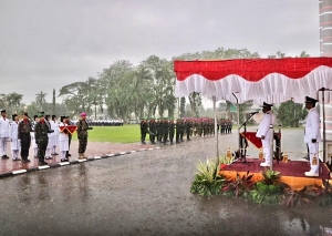 Meski Diguyur Hujan Deras, Upacara Penurunan Bendera di Mempawah Berjalan Khidmat dan Lancar
