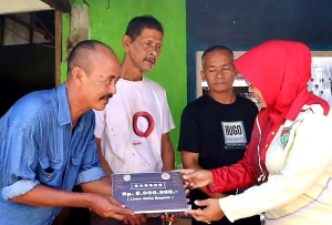 Bentuk Keprihatinan, Bupati Erlina Kunjungi dan Berikan Bantuan Korban Kebakaran