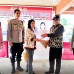 IPDKM dan Polwan Mempawah Bagikan 10 Ribu Bibit Ikan di Toho, Wabup: Jaga Amanah!