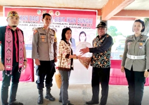 IPDKM dan Polwan Mempawah Bagikan 10 Ribu Bibit Ikan di Toho, Wabup: Jaga Amanah!