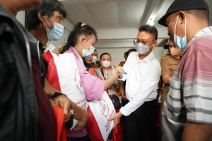 Serahkan Paket Bantuan ke Pedagang Flamboyan, Edi Sampaikan Salam dari Presiden