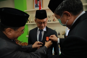 Terima Lencana Kehormatan DHN 45 RI