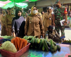 Dampak Inflasi Kenaikan BBM, Bupati Erlina Turun ke Pasar Pantau Stok dan Harga Bapokting