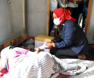 Peringati HUT PMI ke-77, Bupati Erlina Kunjungi dan Berikan Bantuan untuk Warganya yang Sakit