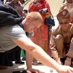 Turis Asing Nikmati Sensasi Kulminasi Matahari di Tugu Khatulistiwa