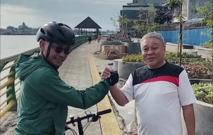 Edi Sapa Warga di Waterfront