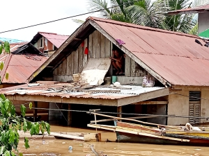 Diguyur Hujan Dua Hari, Ribuan Rumah Penduduk di Serawai Banjir