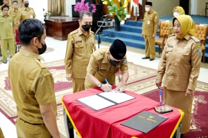 Bupati Erlina Lantik 30 Pejabat Administrator dan 21 Pengawas