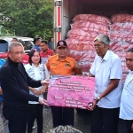 Bupati Jarot dan Wabup Melkianus Terima Bantuan Logistik untuk Warga Terdampak Banjir