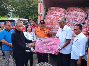Bupati Jarot dan Wabup Melkianus Terima Bantuan Logistik untuk Warga Terdampak Banjir