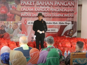 Gubernur Kalbar Bagikan 300 Paket Bansos di Teluk Pakedai