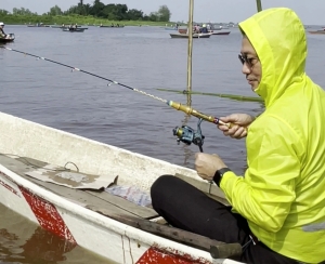Mancing di Sungai Kapuas, Edi Ajak Jaga Kebersihan Sungai