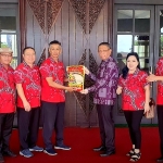 Peduli Korban Banjir di Kalbar, PSMTI Salurkan 1 Ton Beras dan 1.000 Dus Mie Instan