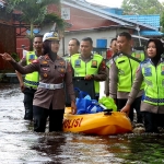 Satlantas Sintang Bagikan Puluhan Paket Sembako untuk Warga Terdampak Banjir