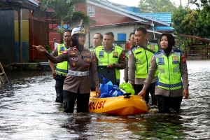 Satlantas Sintang Bagikan Puluhan Paket Sembako untuk Warga Terdampak Banjir